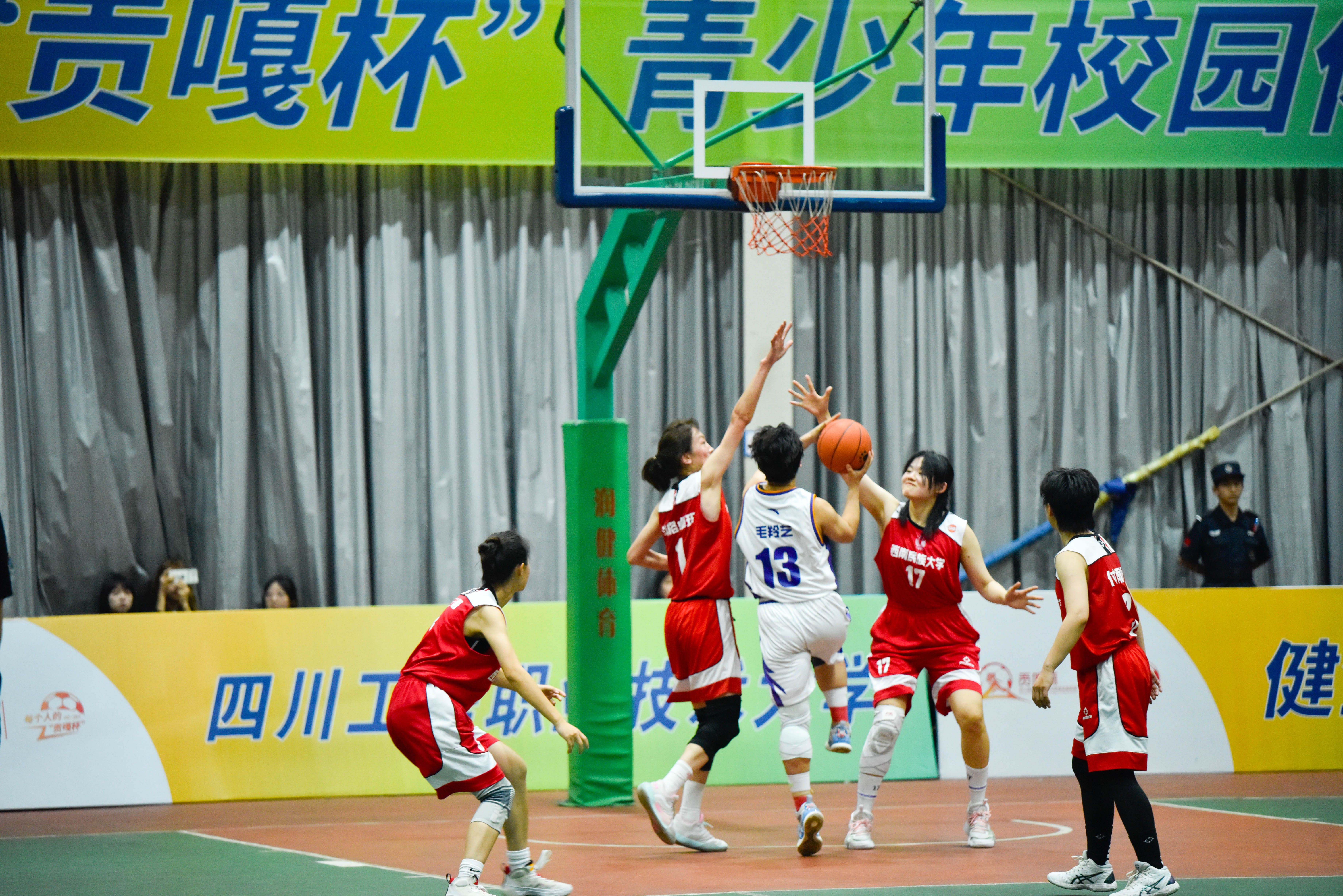 受训练和比赛的启示，球员技艺有了明显提高