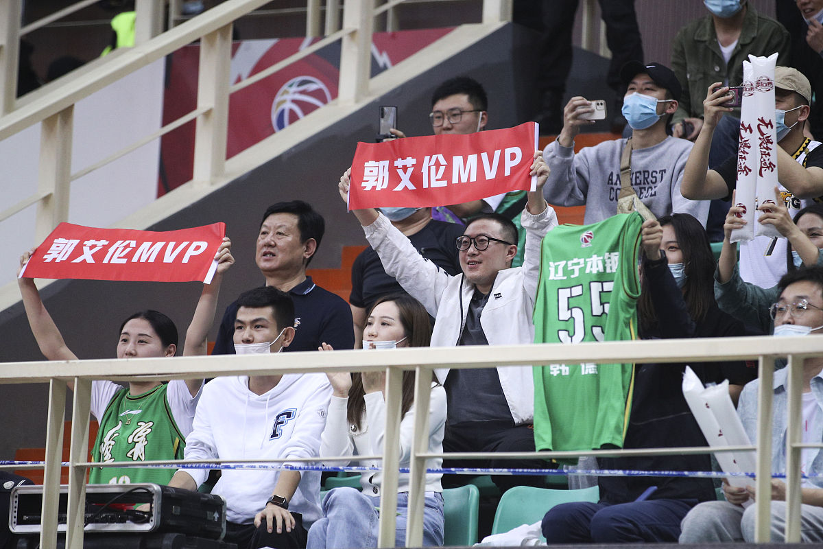 足球盛宴继续上演,观众热情如火 足球盛宴继续上演,观众热情如火