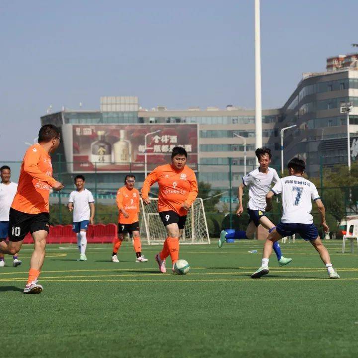 足球盛宴继续上演,观众热情如火 足球盛宴继续上演,观众热情如火