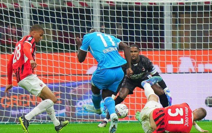 包含AC米兰客场战平那不勒斯，保持积分榜领先优势的词条