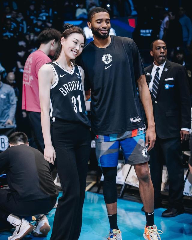 篮网队两颗新星带队床上足踏球场的简单介绍