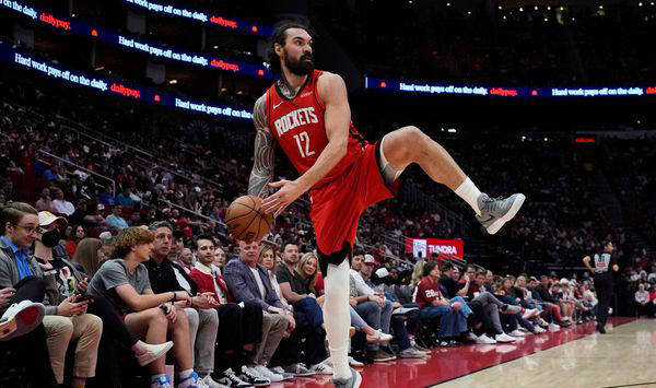 篮球比赛中出现激烈对抗，引发热议