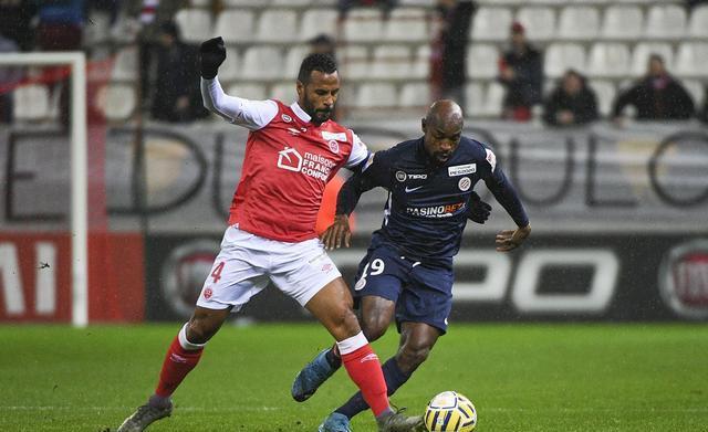 亚眠队后防线失守，遭遇连败的尴尬的简单介绍