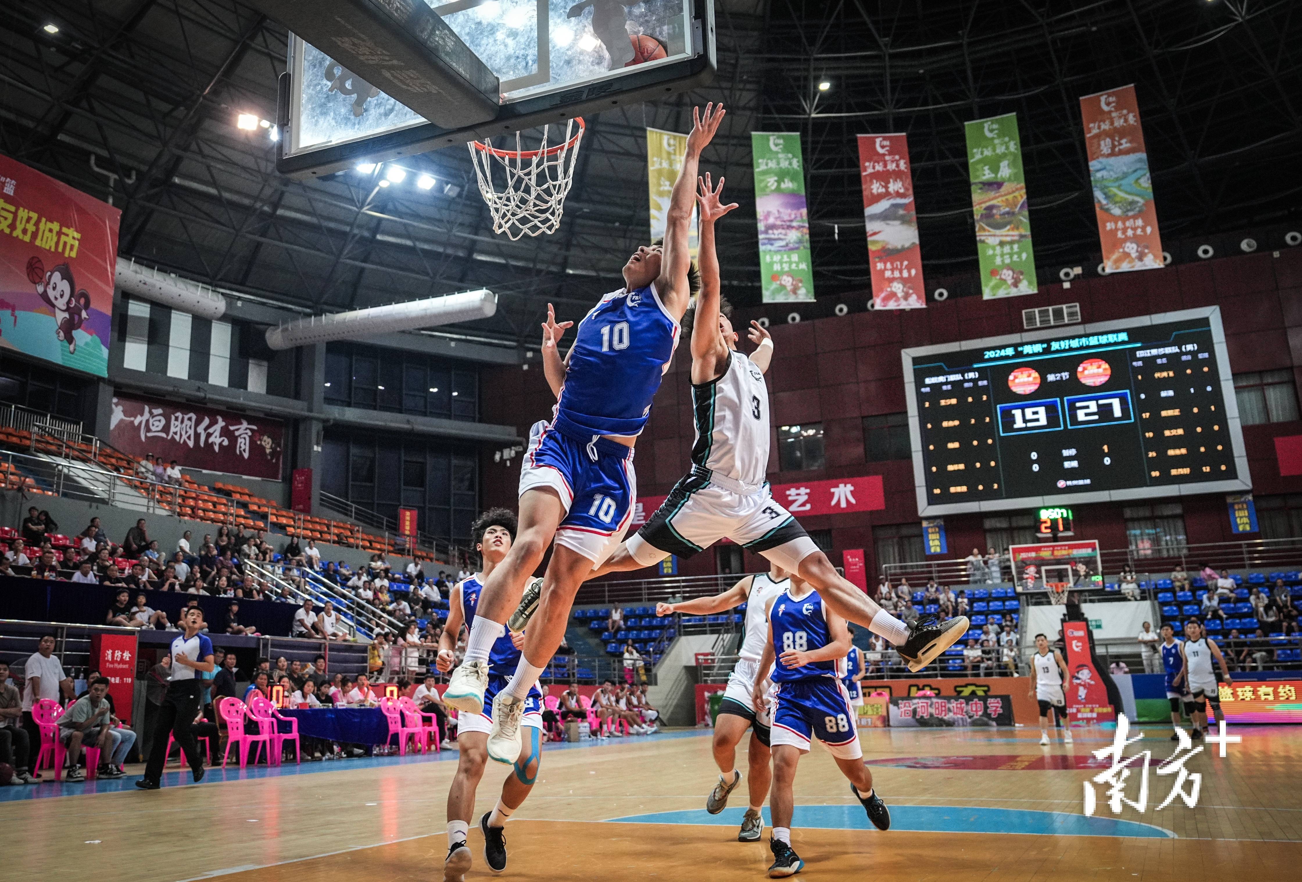 篮球比赛中一如既往地展现出实力和激情