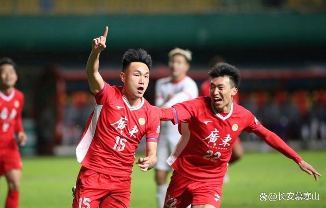 青岛黄海对阵广州富力，全队势头正猛争夺胜利的简单介绍