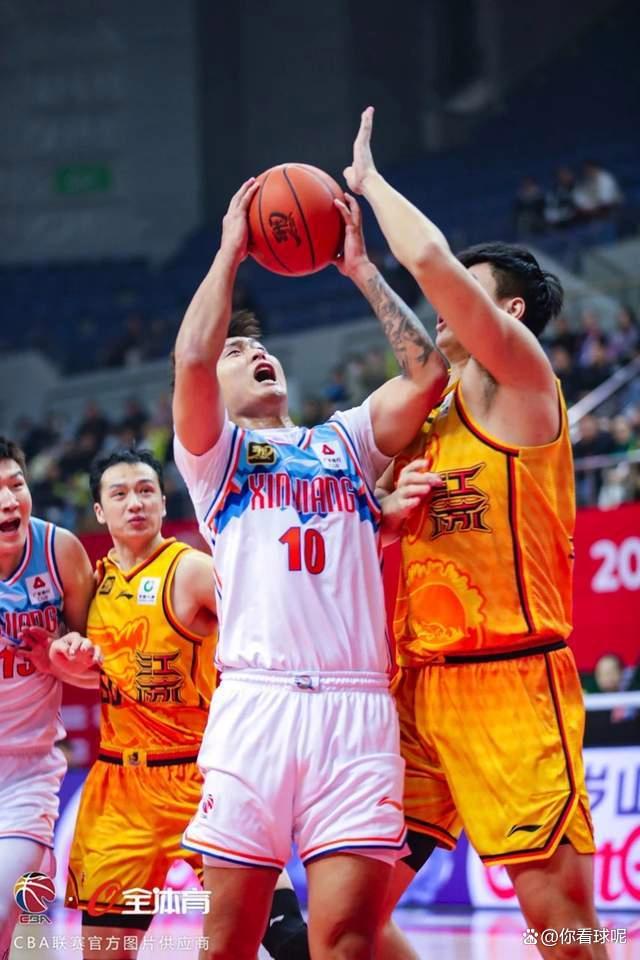 江苏队在紧张对决中逆转获胜,表现出顽强斗志 江苏队在紧张对决中逆转获胜,表现出顽强斗志