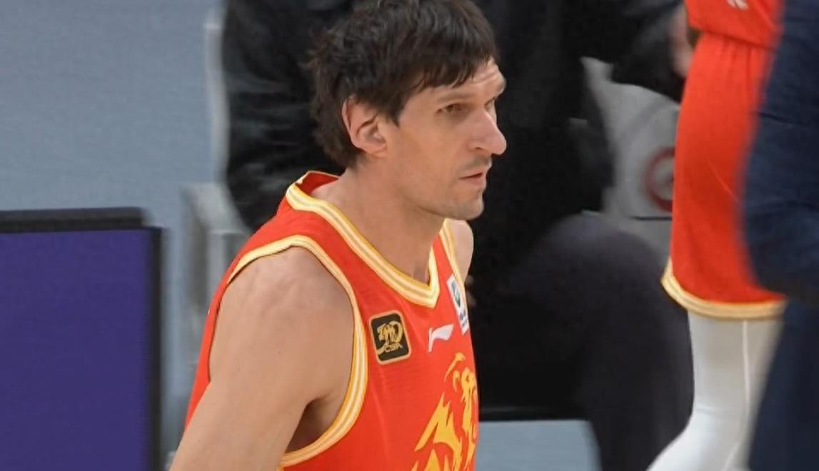 江苏队在紧张对决中逆转获胜,表现出顽强斗志 江苏队在紧张对决中逆转获胜,表现出顽强斗志