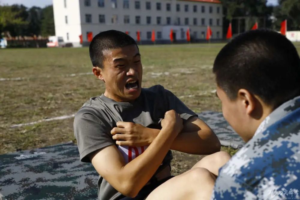 包含球场上的角逐之战:双方火力全开拼尽全力的词条 包含球场上的角逐之战:双方火力全开拼尽全力的词条