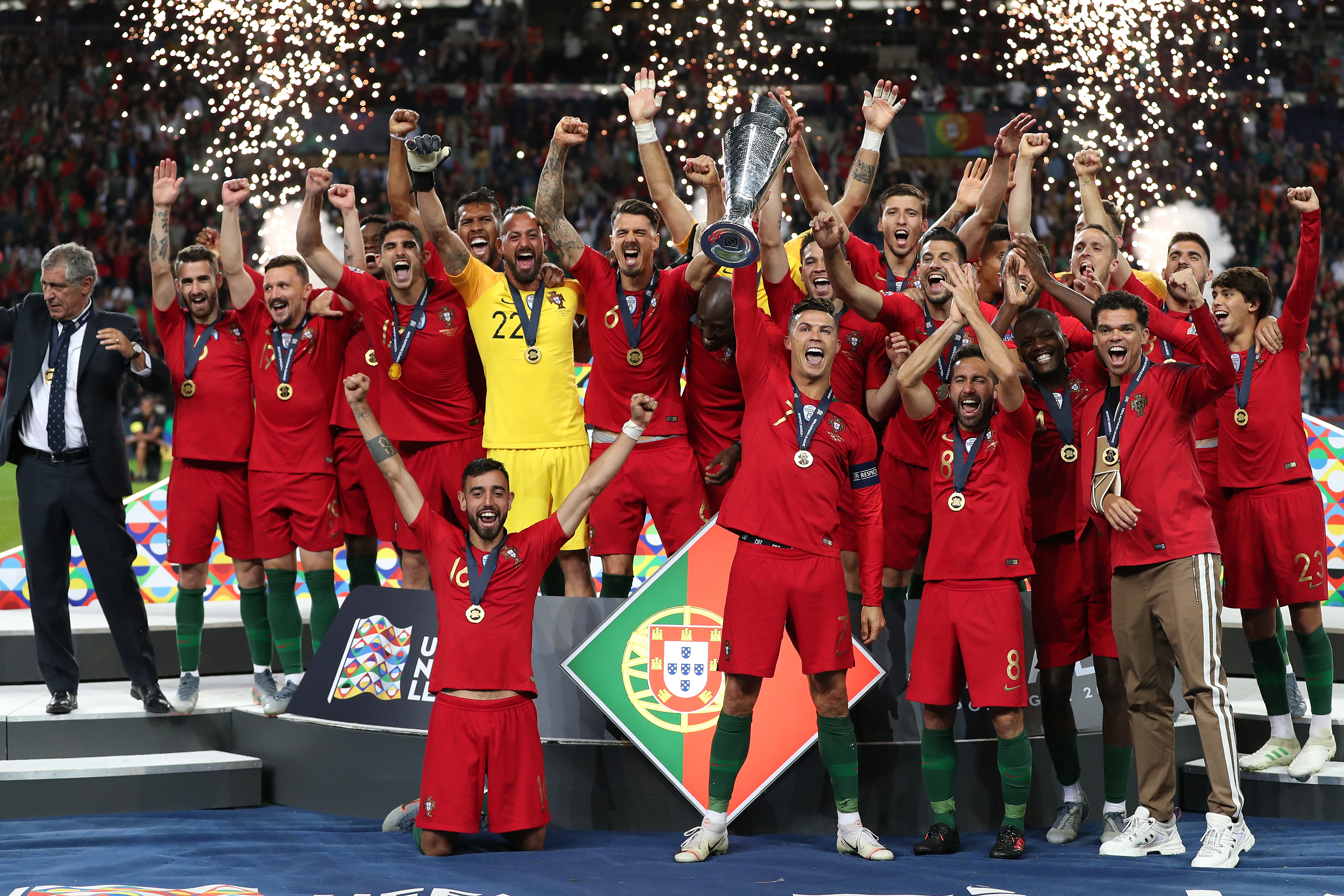 队员们在欧洲国家足球大赛中奋勇争先 队员们在欧洲国家足球大赛中奋勇争先