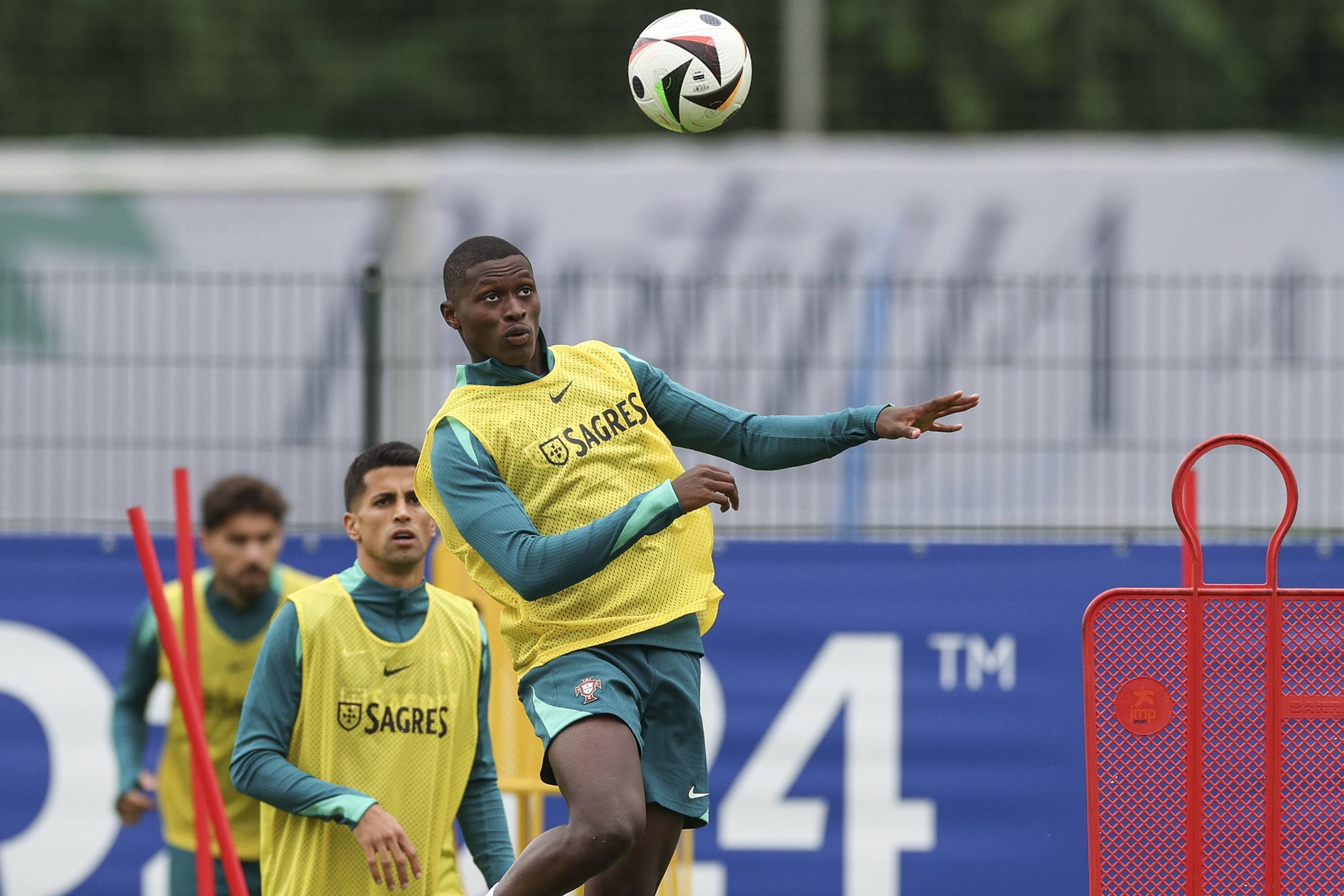 开云体育app-精彩纷呈的欧锦赛资格赛：全程直击报道的简单介绍