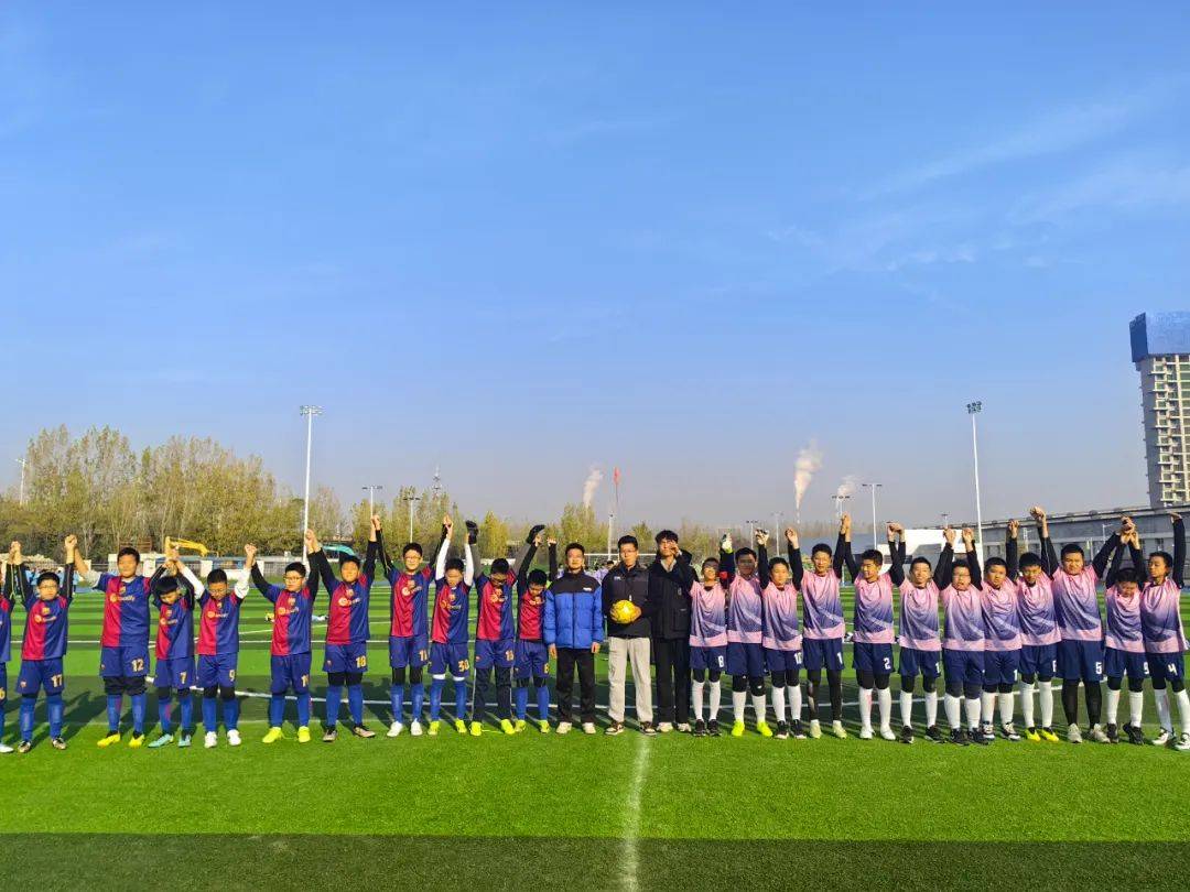 女子足球比赛激烈角逐,体现团队精神 女子足球比赛激烈角逐,体现团队精神