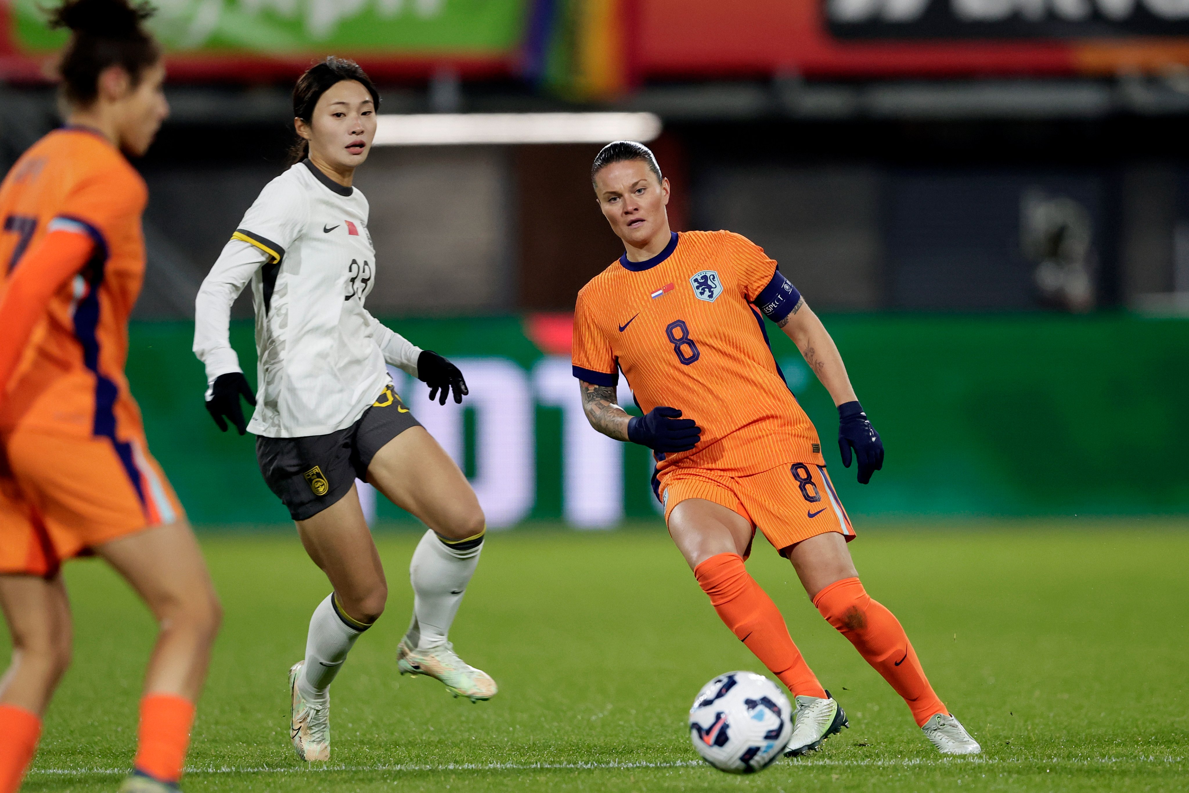 女子足球比赛激烈角逐,体现团队精神 女子足球比赛激烈角逐,体现团队精神