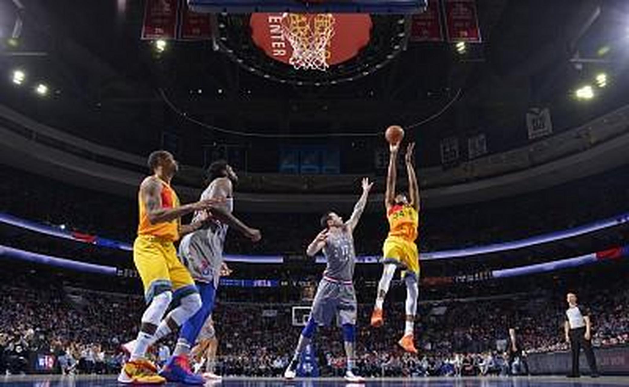 关于雄鹿队客场失利,球队需总结教训迅速调整的信息 关于雄鹿队客场失利,球队需总结教训迅速调整的信息