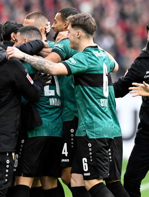 包含奥格斯堡客场逼平对手，保持不败的词条