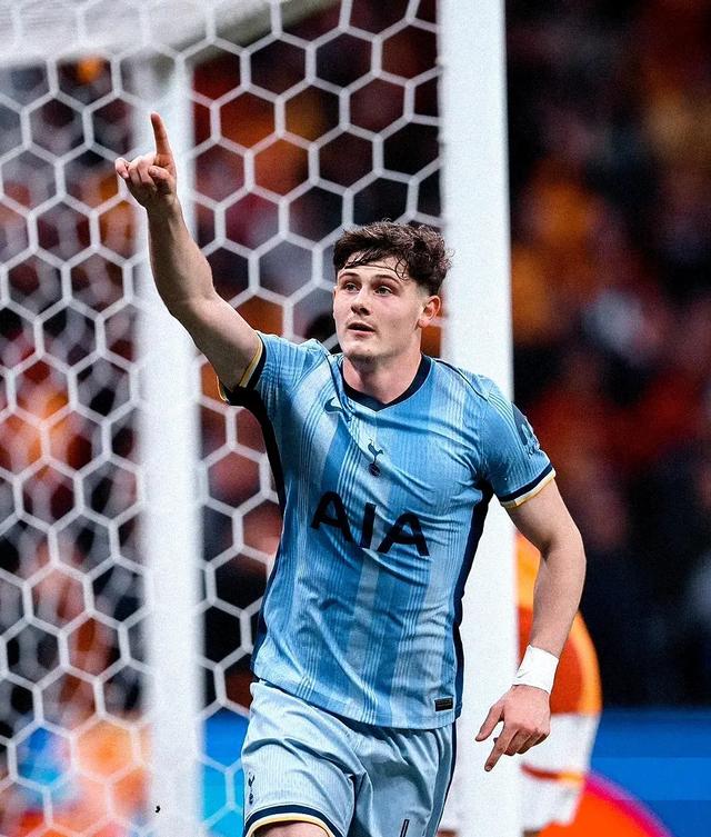 包含蒙彼埃主场告负里昂，连胜被终结积分榜位置下降的词条