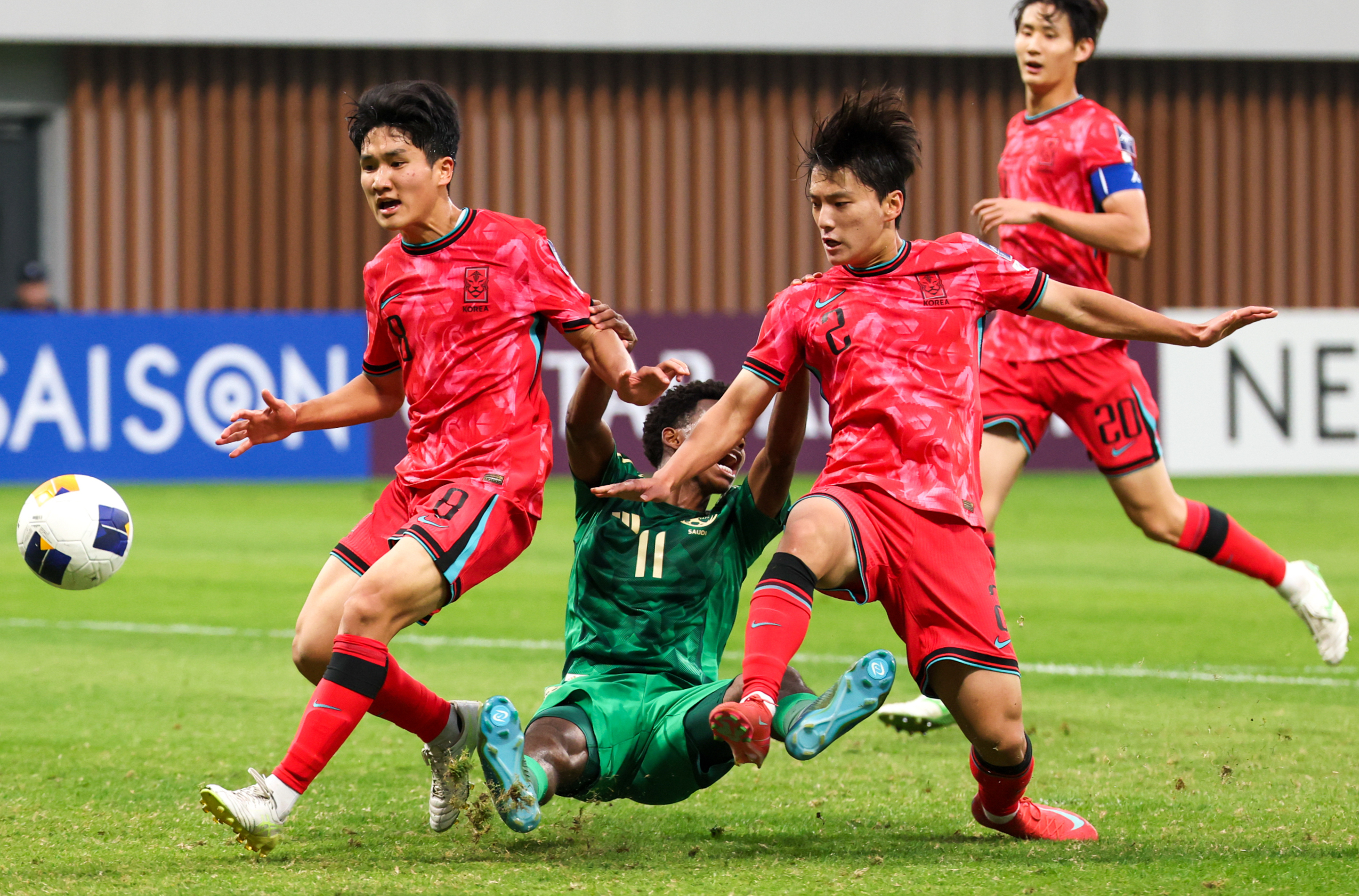 观众热情高涨,足球盛宴扫荡亚洲 观众热情高涨,足球盛宴扫荡亚洲