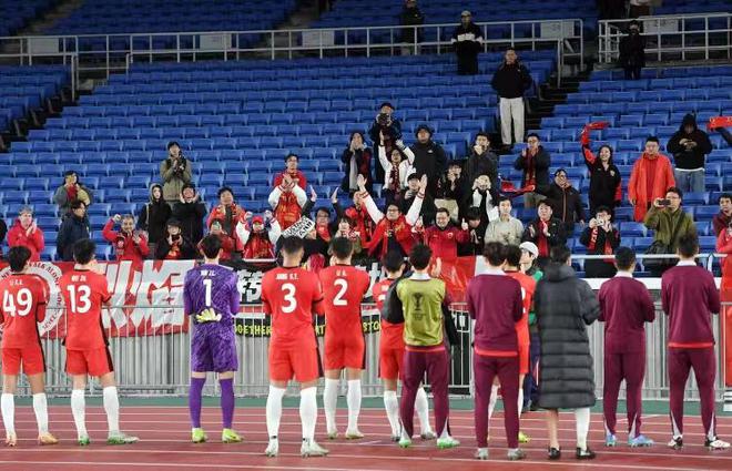 包含足球赛场上精英挥汗拼搏,掌声连连的词条 包含足球赛场上精英挥汗拼搏,掌声连连的词条