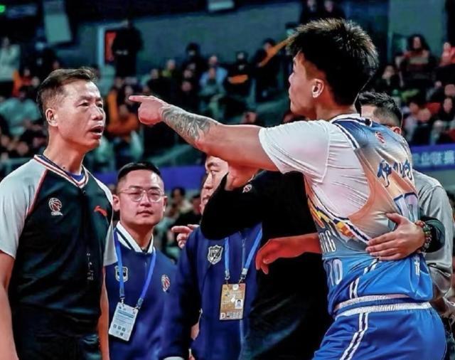 关于球员公开抨击裁判判罚不公，引发球迷热议的信息