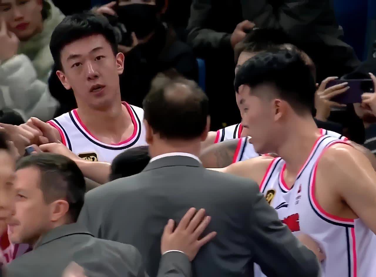 热门球队在职业篮球比赛中取得了胜利连胜 热门球队在职业篮球比赛中取得了胜利连胜