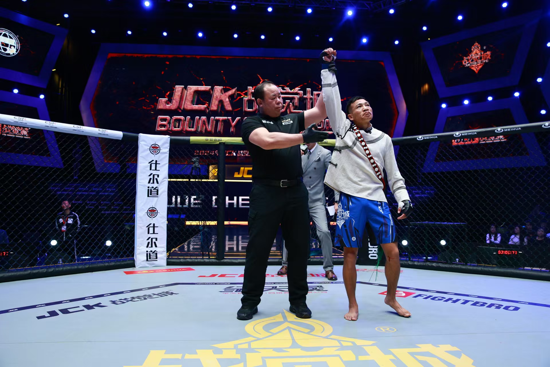 热血青年搏击擂台，动作矫捷技艺超群