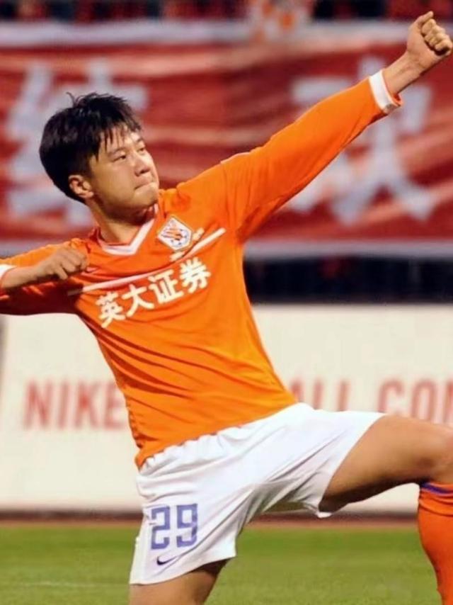 足球联赛中球员的英勇奋斗打动人心的简单介绍 足球联赛中球员的英勇奋斗打动人心的简单介绍