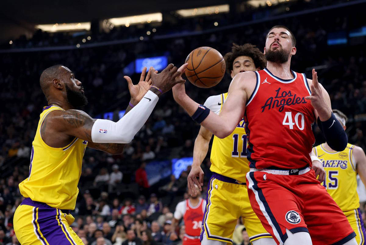 爵士双枪联手!赢下雄鹿取得胜利 爵士双枪联手!赢下雄鹿取得胜利