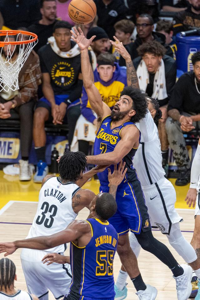 篮球顶级对决:顶级球队之间的激烈对抗引人入胜的简单介绍 篮球顶级对决:顶级球队之间的激烈对抗引人入胜的简单介绍