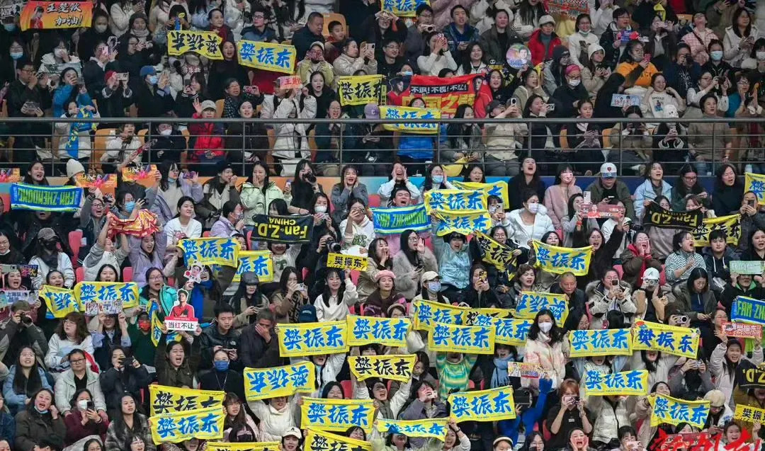 观众热情高涨，为运动员加油助威不遗余力