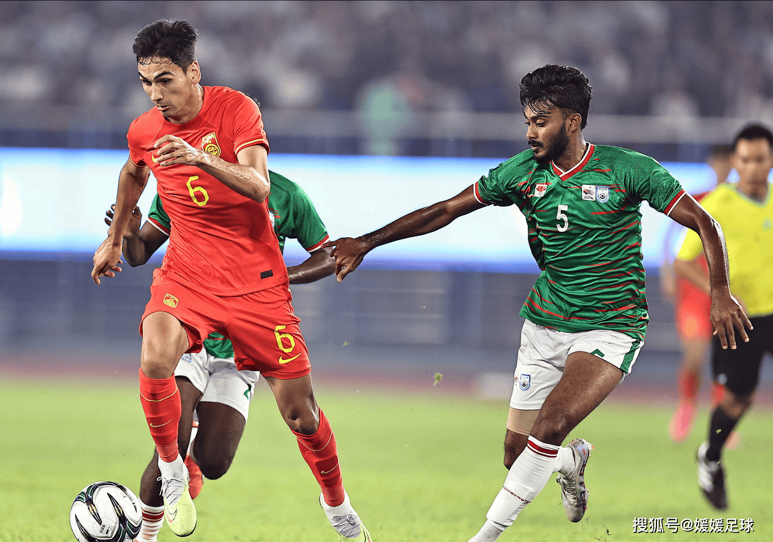 包含劲爆足球赛事吸引无数球迷狂热支持的词条