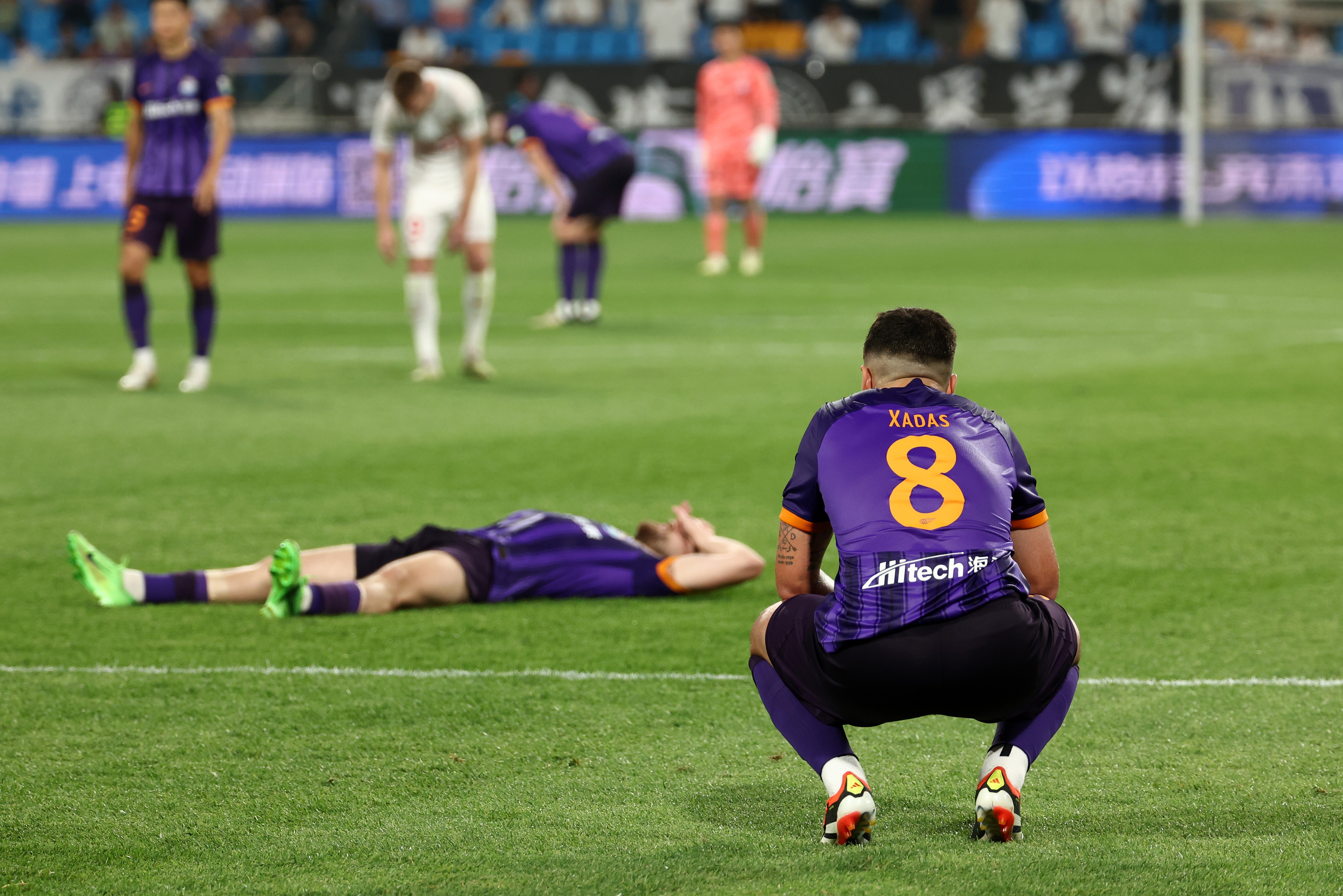 包含劲爆足球赛事吸引无数球迷狂热支持的词条