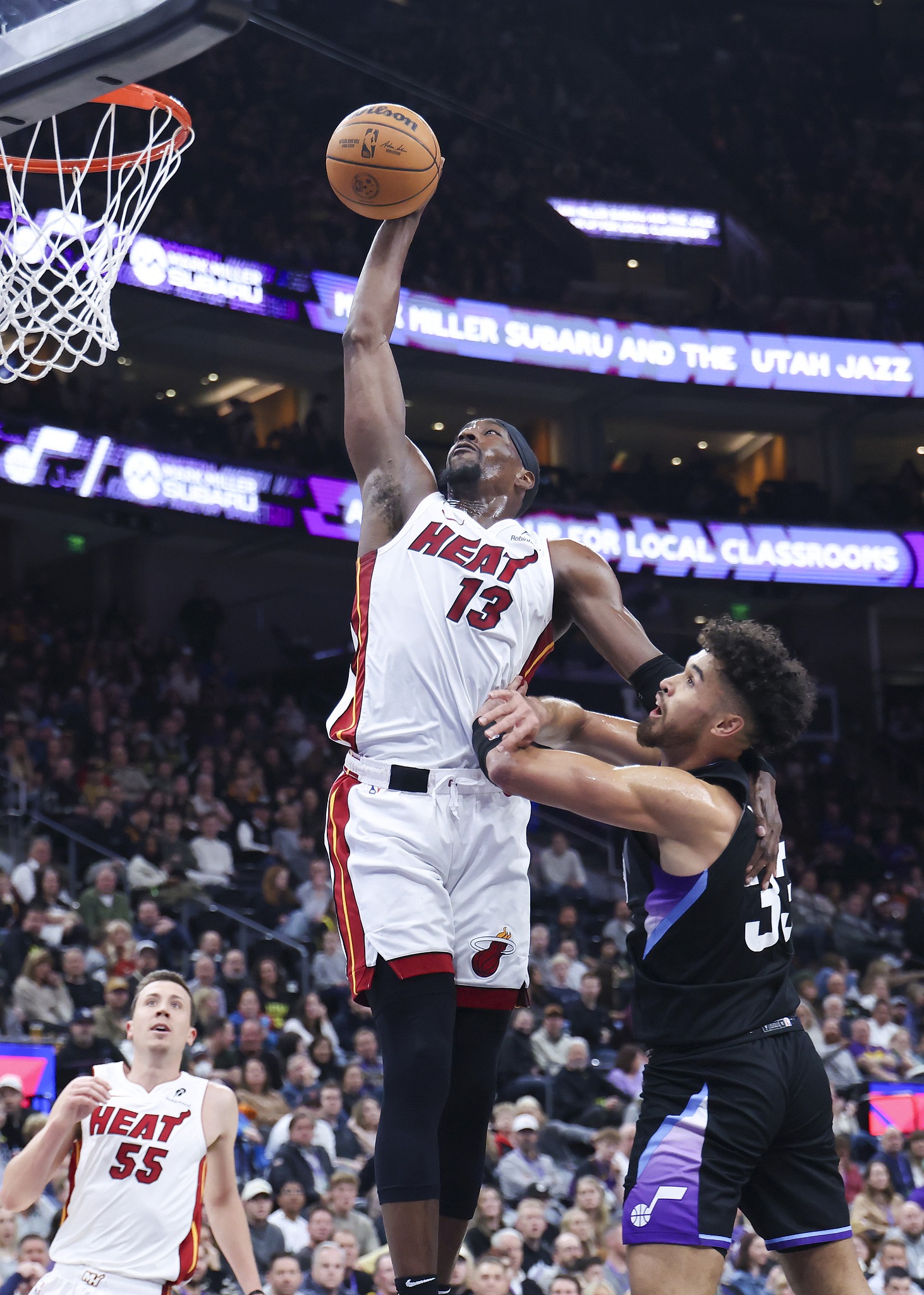 拼抢篮板激烈,篮球比赛场上火爆 拼抢篮板激烈,篮球比赛场上火爆