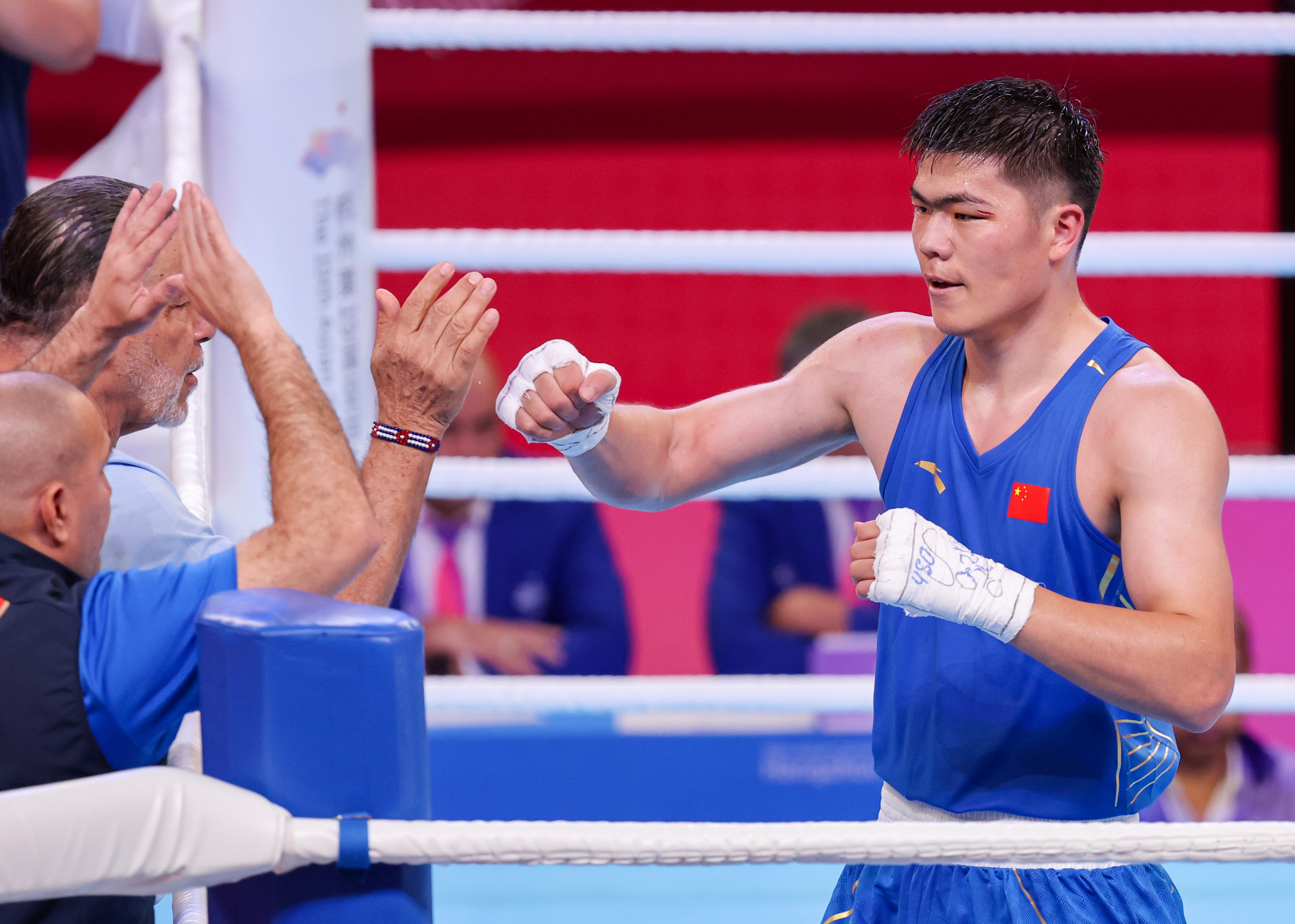 刚果选手在拳击比赛中霸气夺冠 刚果选手在拳击比赛中霸气夺冠