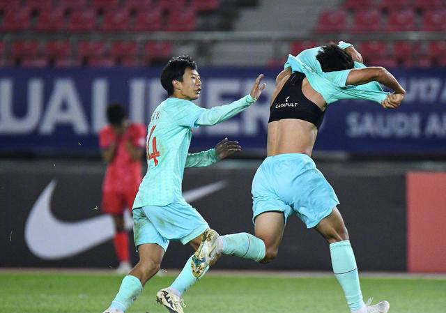 韩国运动员在足球比赛中表现抢眼 韩国运动员在足球比赛中表现抢眼