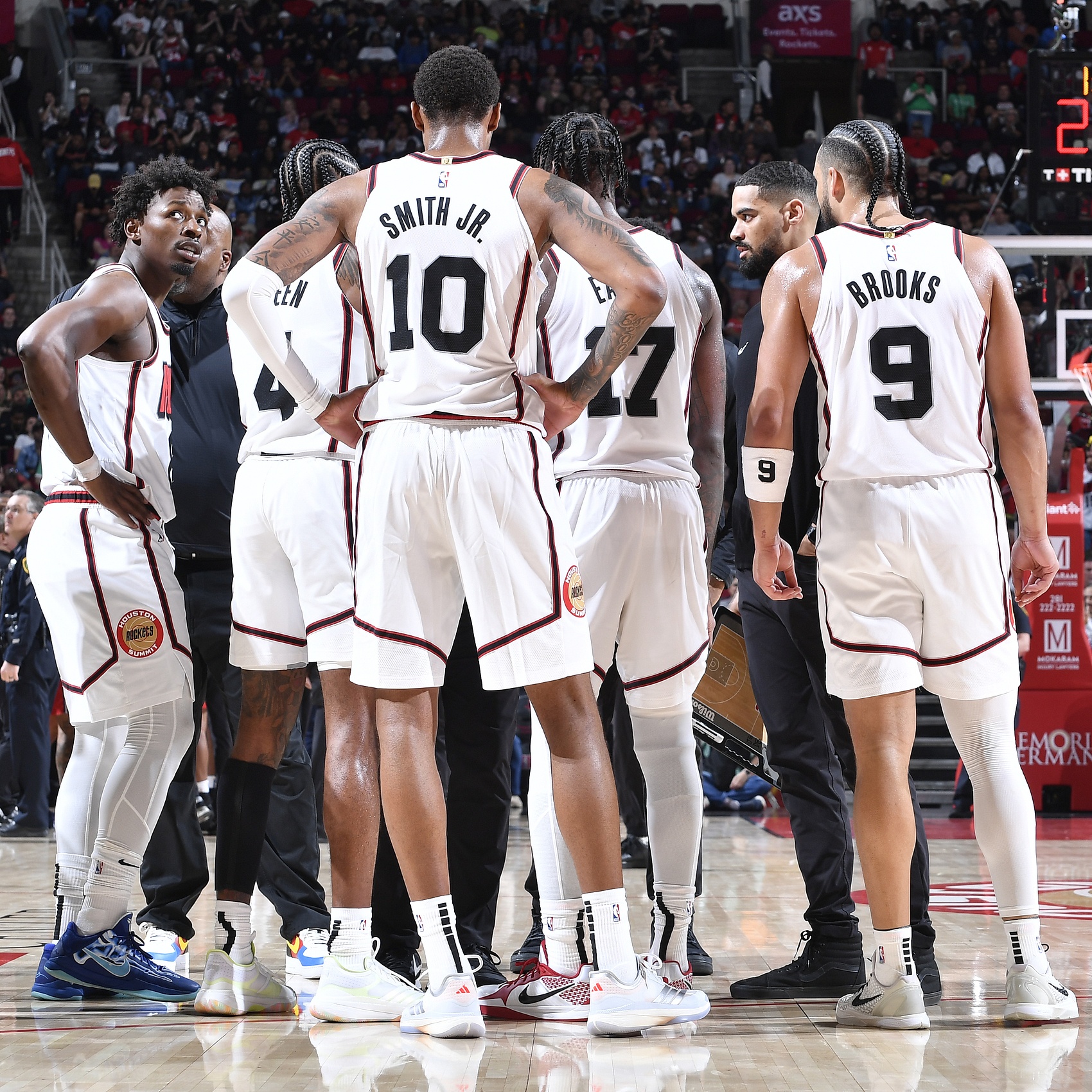 火箭球员接受集体训练,备战季后赛 火箭球员接受集体训练,备战季后赛