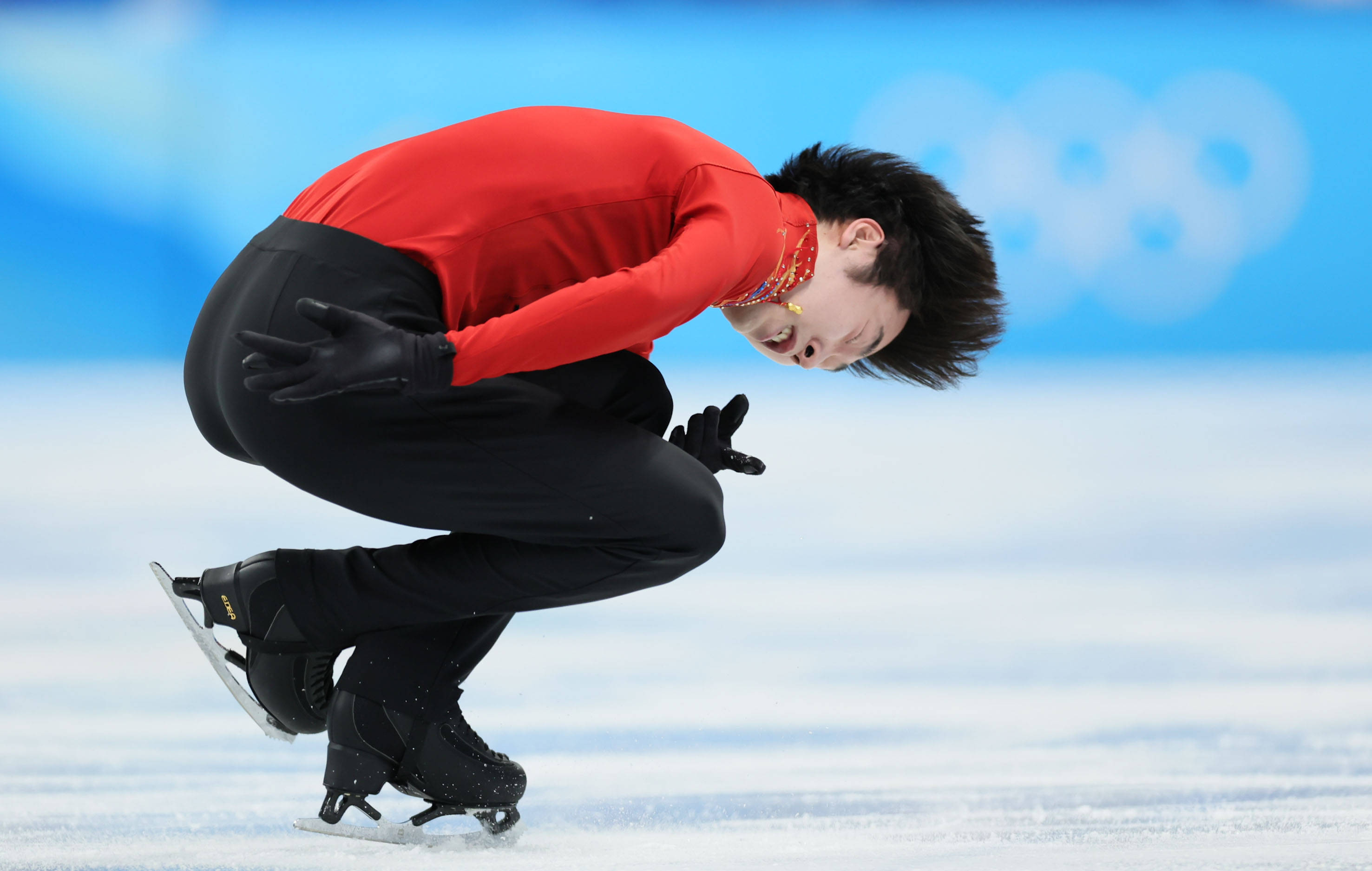 斯洛伐克男子单人滑选手冰上飞翔,夺魁 斯洛伐克男子单人滑选手冰上飞翔,夺魁