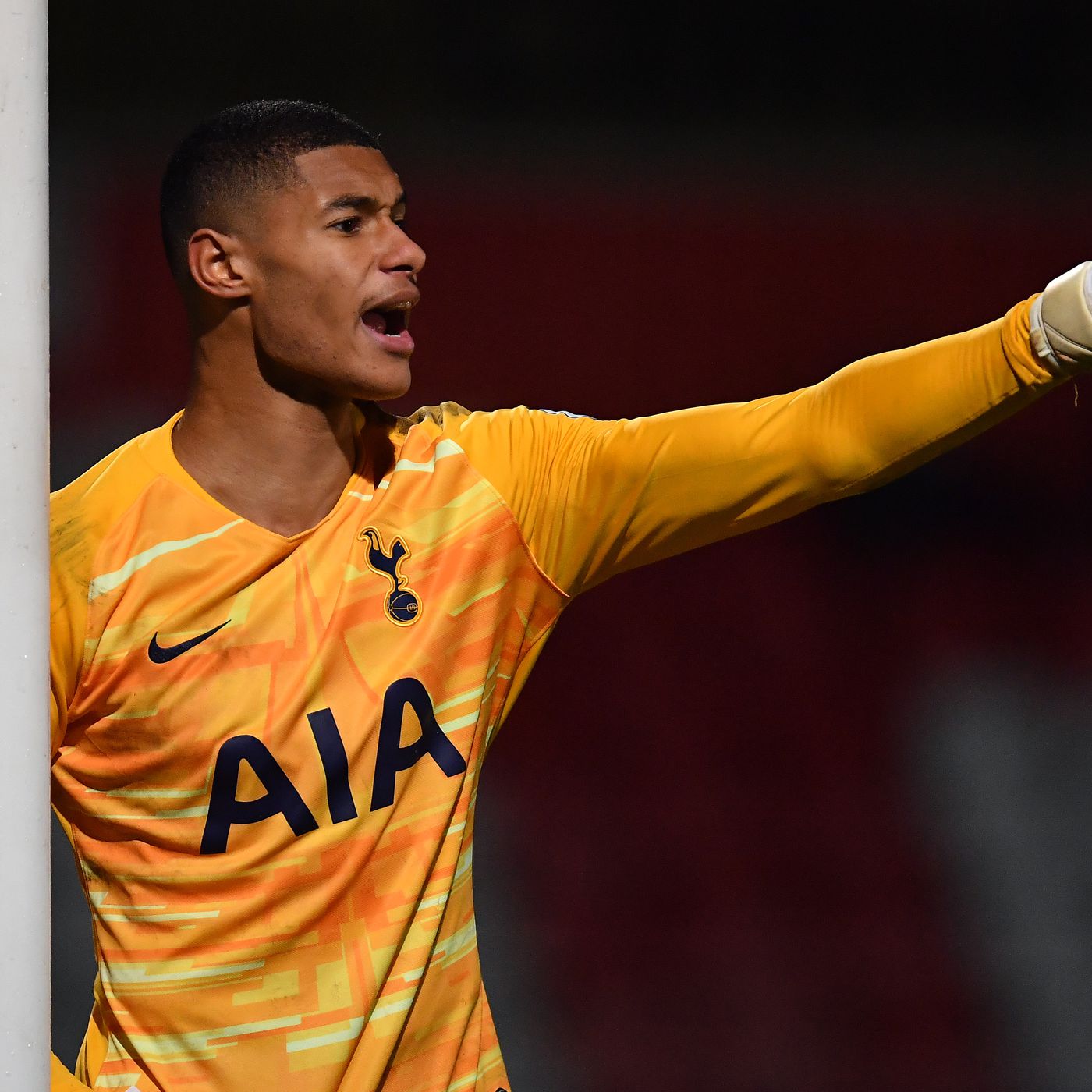 热刺门将发挥出色：救出多次关键球帮球队取胜的简单介绍