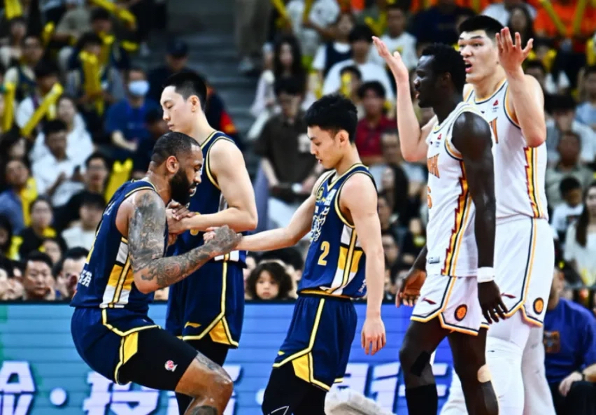 球队实力对比激烈，比赛氛围持续升温