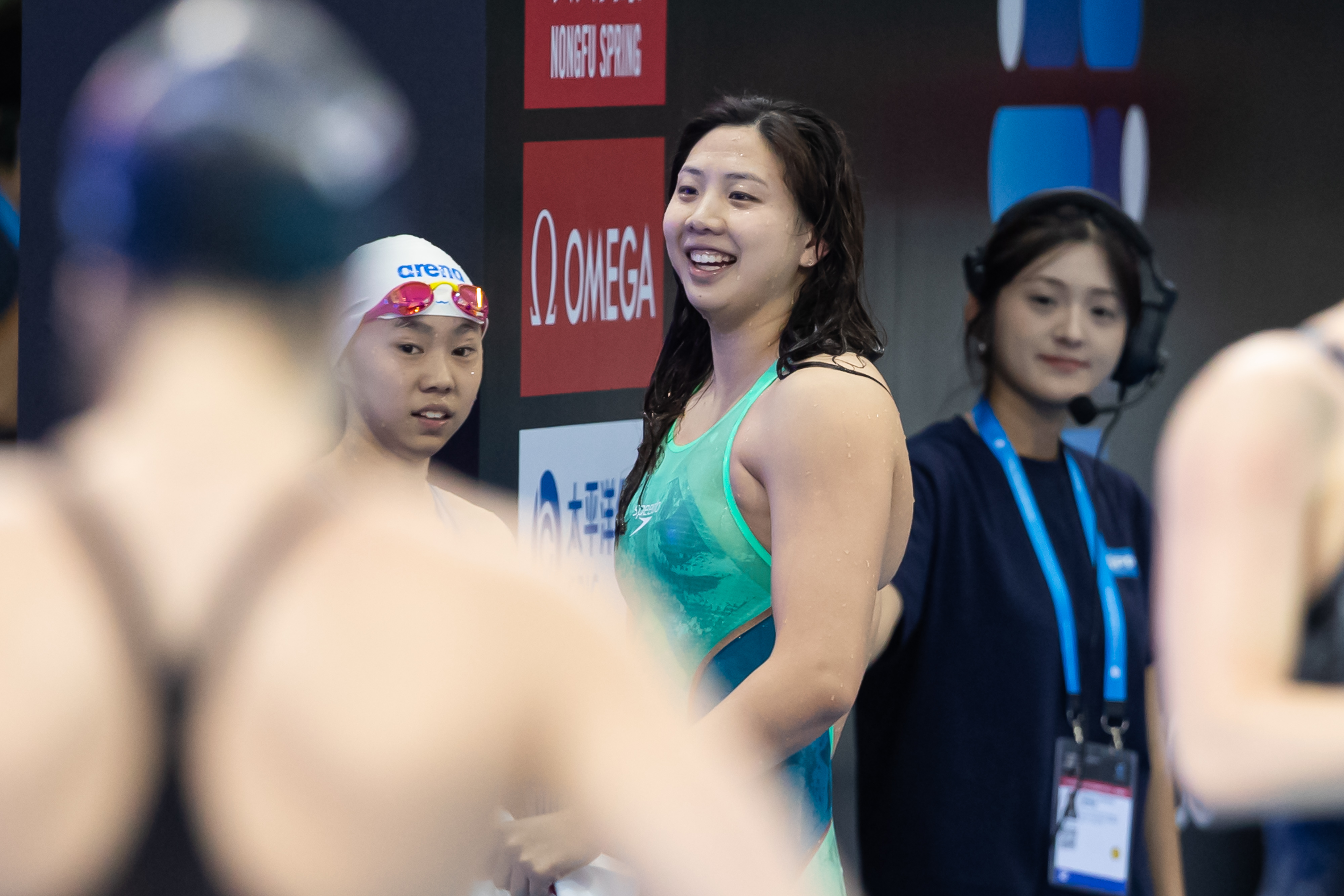 游泳比赛中,选手最后冲刺夺冠! 游泳比赛中,选手最后冲刺夺冠!