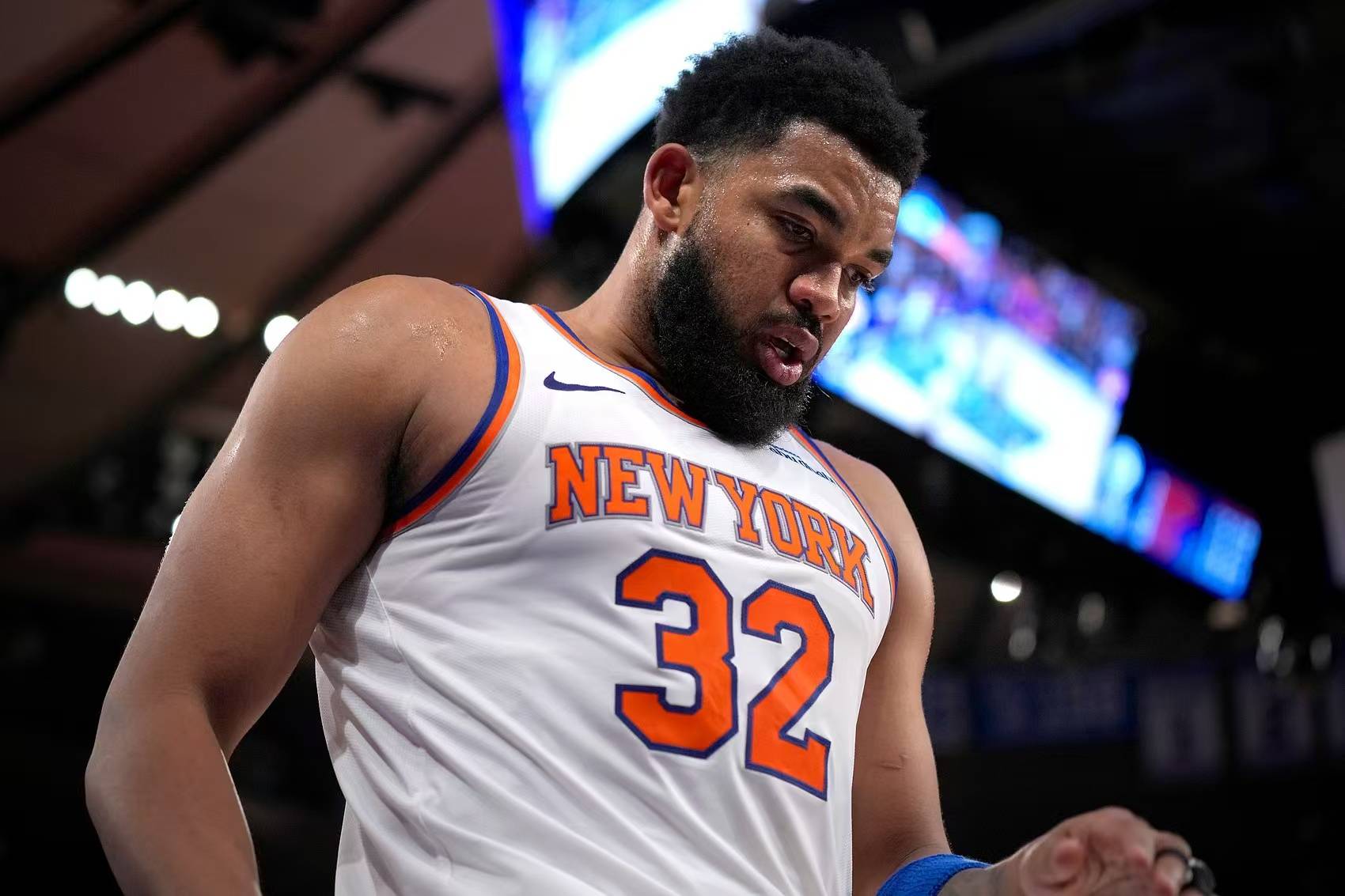 关于超音速逆转尼克斯，亚当斯发挥稳固的信息