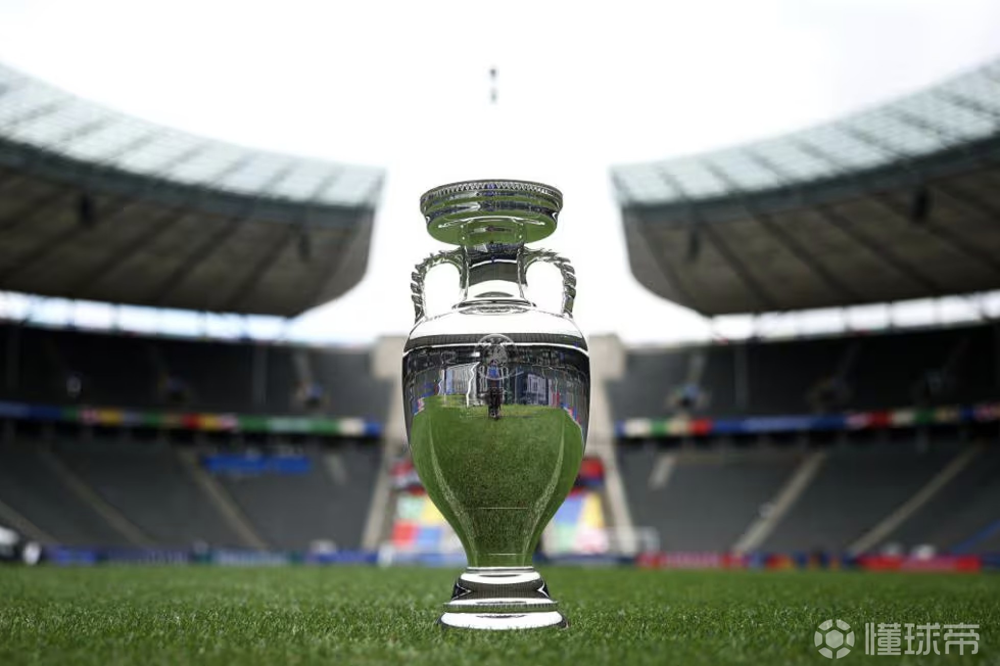 包含欧洲杯再创历史，冠军实至名归的词条