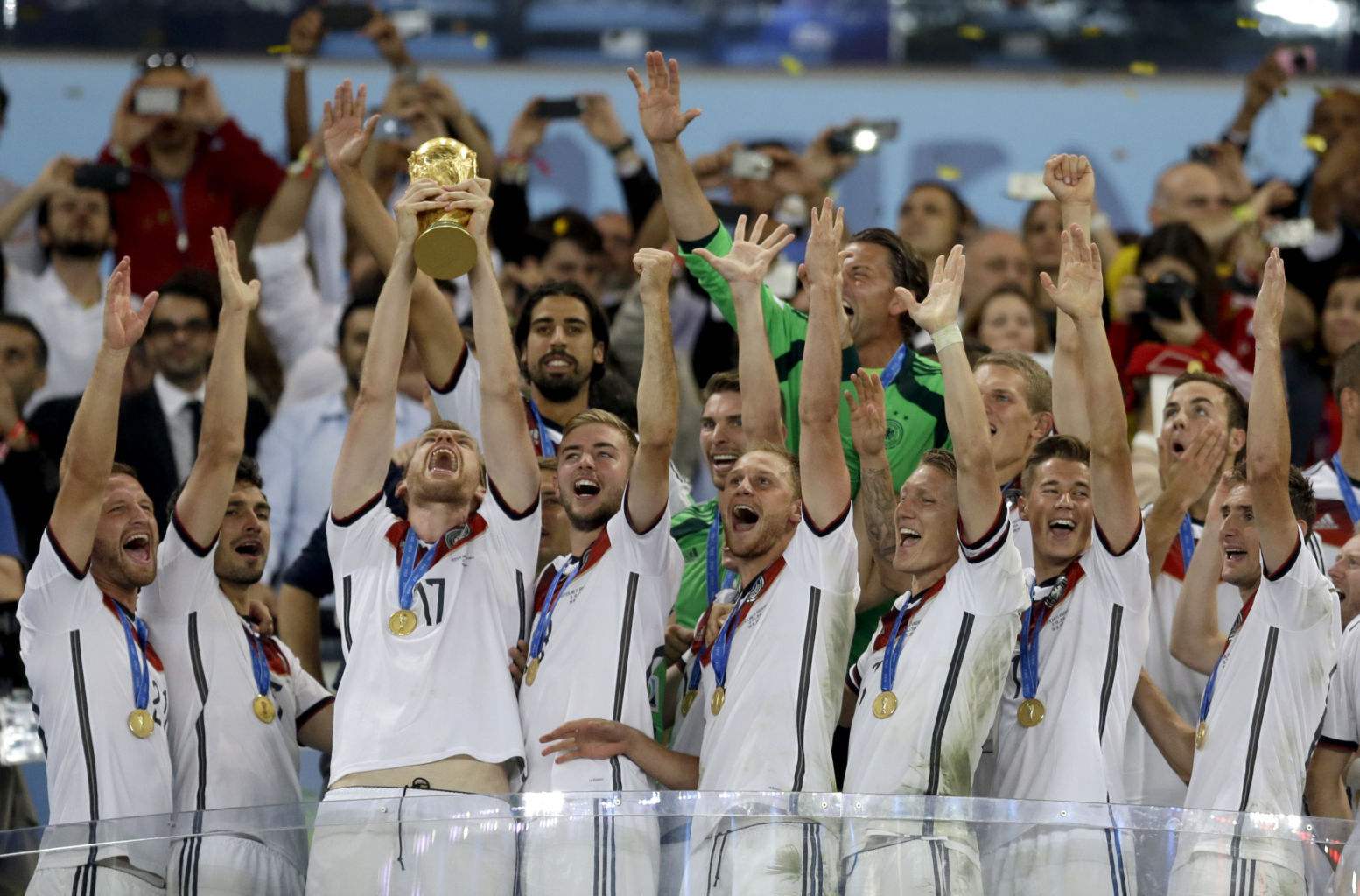 德国队轻取英格兰队，梁靖崑带队取胜