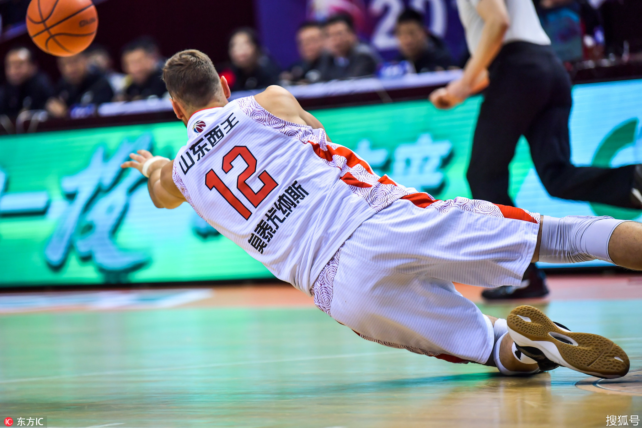 广东队险胜江苏队，范弗利特扛起全队