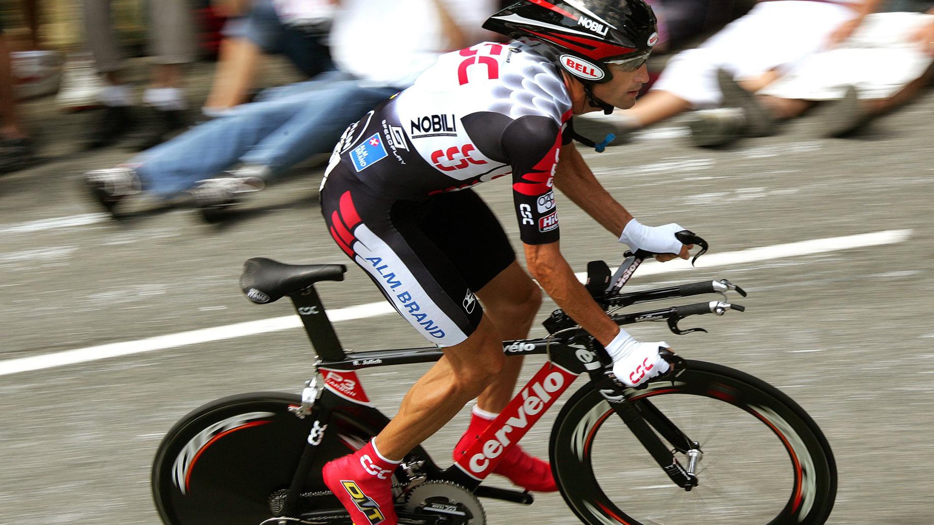 开云体育下载-轰鸣与沉默，当F1决战之夜遇上李刚仁的生涯之夜